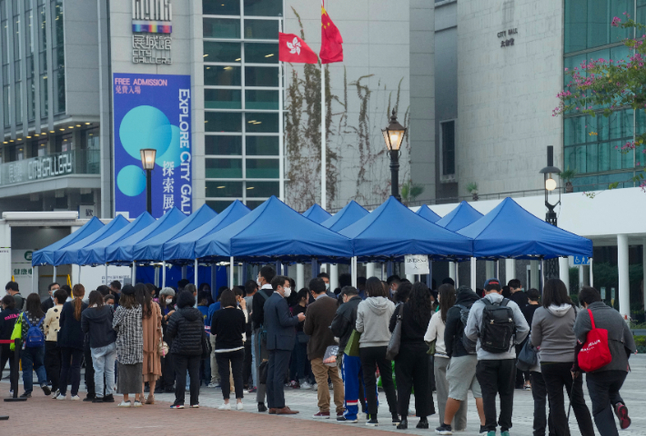 지난 6일 홍콩의 코로나19 검사소 앞에 긴 대기줄이 늘어선 모습. 연합뉴스