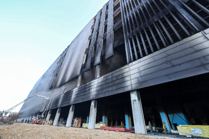 6일 오후 경기도 평택의 냉동창고 신축 공사장이 화재로 불타 있다. 연합뉴스