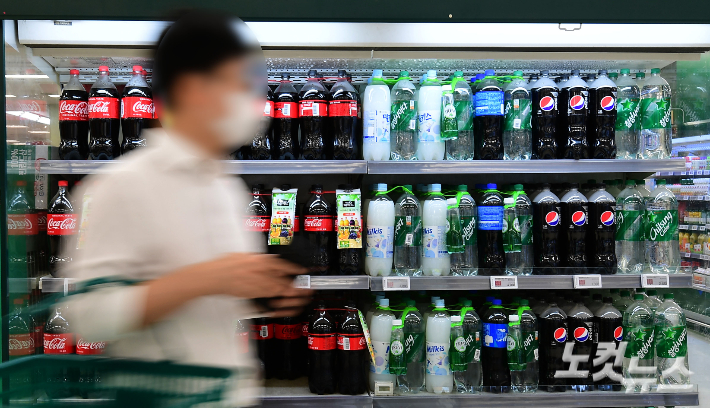 대형마트 음료수 코너에 진열돼 있는 콜라, 사이다. 황진환 기자