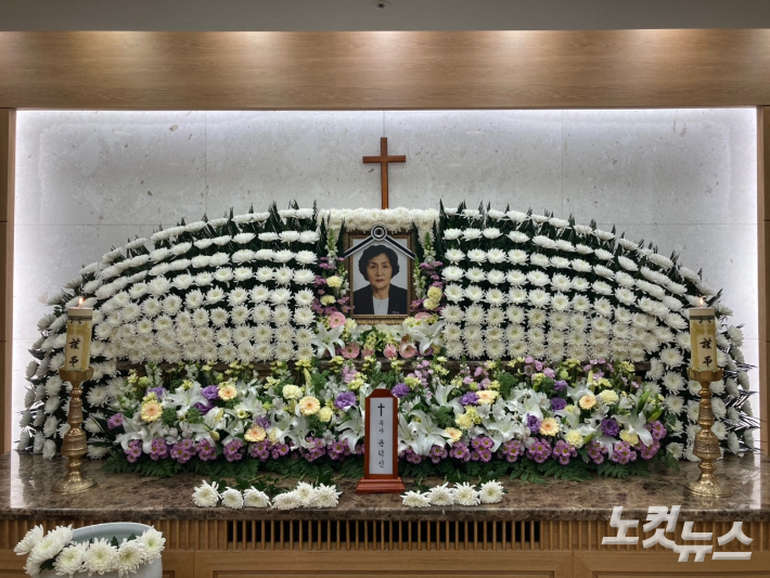 故 윤덕신 목사가 빈소가 서울 아산병원 장례식장에 마련됐다.