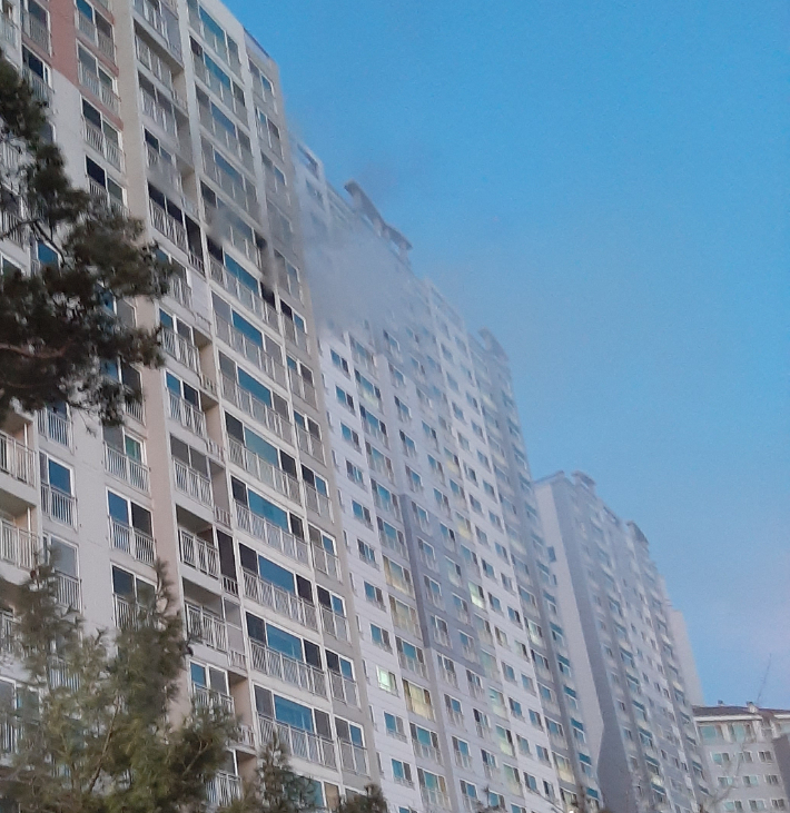 화재가 발생한 포항시 북구 양덕동의 한 아파트. 경북소방본부 제공
