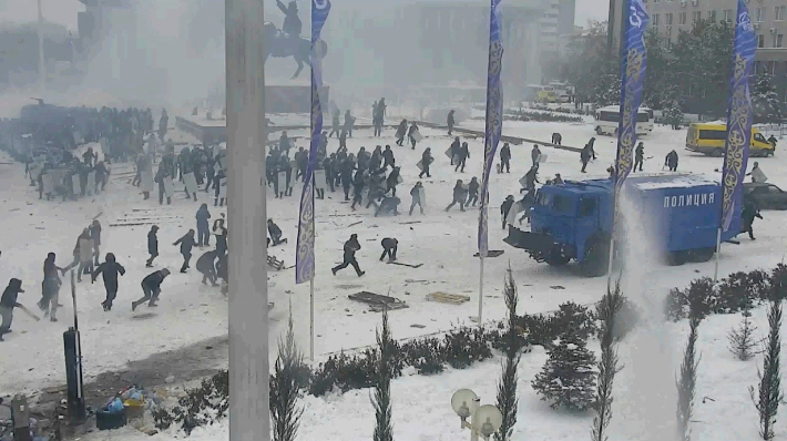 카자흐스탄 북서부 도시 악토베에서 반정부 시위대가 진압 군경과 충돌하는 모습. 연합뉴스