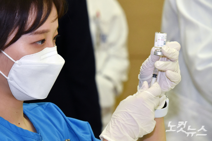 간호사가 코로나19 백신을 주사기에 주입하고 있다. 사진공동취재단