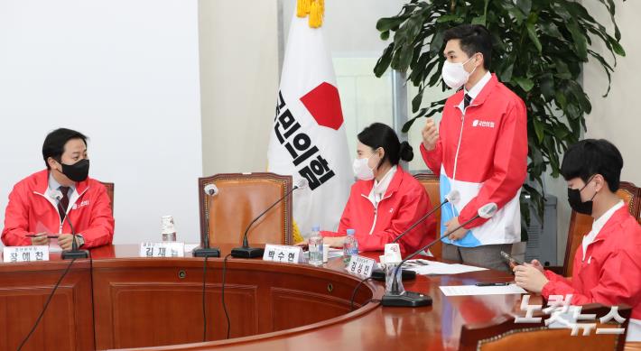 장예찬(왼쪽) 국민의힘 청년본부장이 10일 오전 서울 여의도 국회에서 열린 제1차 중앙선거대책본부 회의에서 회의시작 전 청년보좌역과 대화하고 있다. 왼쪽부터 장예찬 청년본부장, 박수현, 김성헌 청년보좌역, 허지훈 청년본부 부위원장.