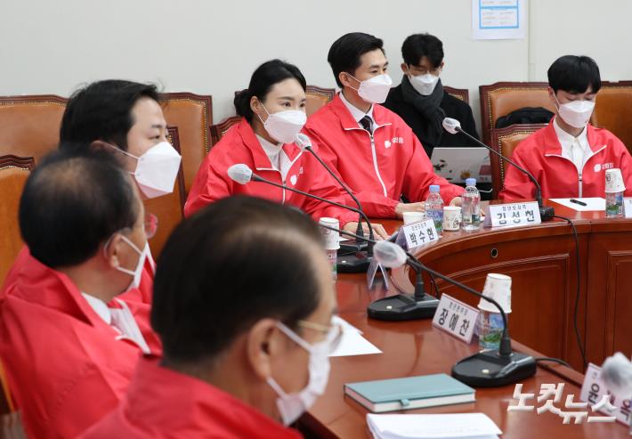 국민의힘 중앙선거대책본부 회의, 발어하는 박수현 청년보좌역