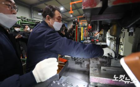 프레스 기계 시연 해보는 윤석열 대선후보