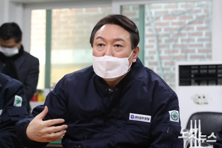 윤석열 국민의힘 대선 후보가 10일 오전 인천 남동구 경우정밀에서 중소기업 경영 및 근로환경 개선 방안을 모색하기 위해 현장 방문해 발언을 하고 있다.