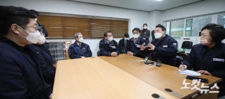 윤석열, 경영진 및 직원들과 대화하는 윤석열