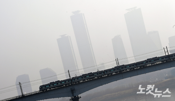 올해 첫 미세먼지 비상저감조치가 시행된 지난 9일 서울 양화대교 위에서 바라본 도심이 뿌옇게 보이고 있다. 황진환 기자