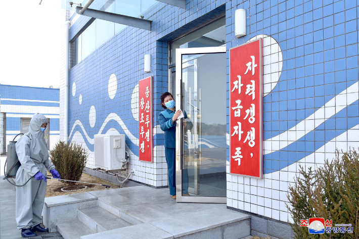 평양 대성산샘물공장 종업원들이 코로나19 방역을 위해 비상방역사업을 강화하고 있다고 조선중앙통신이 5일 보도했다. 연합뉴스