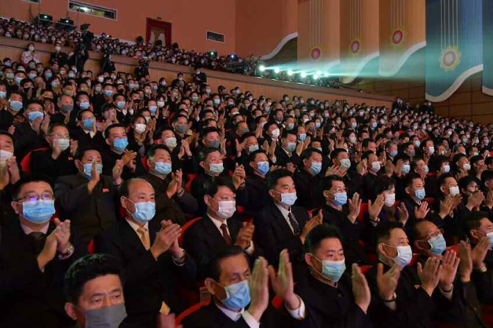 새해 첫날, 설맞이 공연 관람하는 북한 주민들. 전부 마스크를 착용한 모습이다. 뉴스1 제공