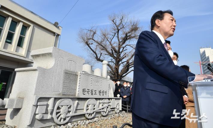 지역 공약 발표 마치고 취재진의 질문받는 윤석열