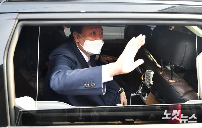 차량 탑승해 손 흔들어 인사하는 윤석열