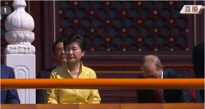 지난 2015년 중국 전승절 열병식에 참석한 박근혜 전 대통령이 천안문 성루에 올라가 있는 모습. CCTV화면 캡처 