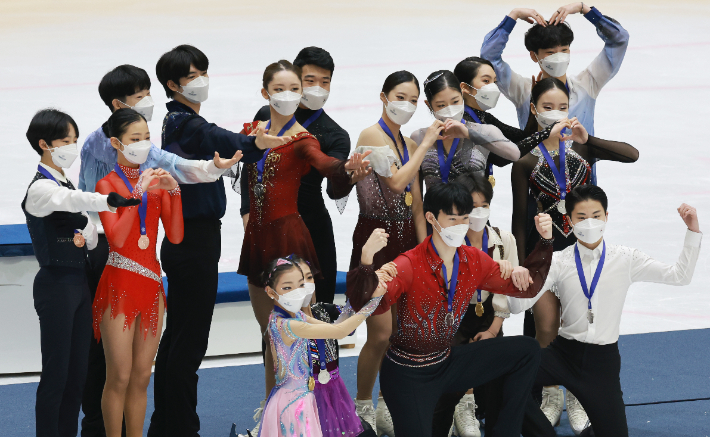 2022 베이징 동계올림픽 국가대표 선발전 대회에서 남녀 싱글 1위 유영, 차준환을 비롯해 이번 대회 수상자들이 함께 기념촬영을 하고 있다. 연합뉴스