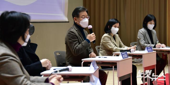 이재명 더불어민주당 대선후보가 10일 동작구 대방동 페이스살림에서 열린 '일하는 여성을 위한 스타트업 대표 간담회'에 참석해 발언을 하고 있다.