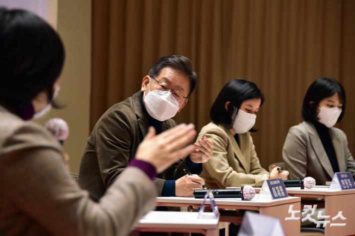 여성 스타트업 대표들과 대화하는 이재명