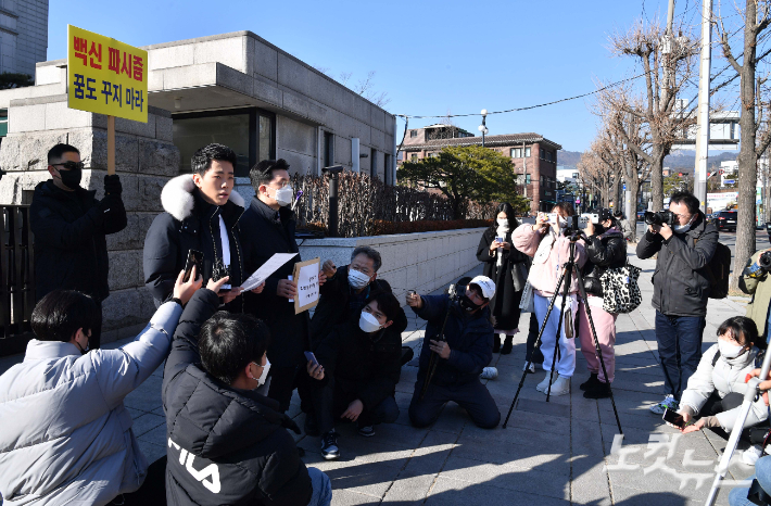방역패스에 대해 헌법소원 심판을 청구했던 고3 학생 양대림군이 지난 7일 서울 종로구 헌법재판소 앞에서 방역패스 효력정지 가처분 신청 기자회견을 하고 있다. 박종민 기자