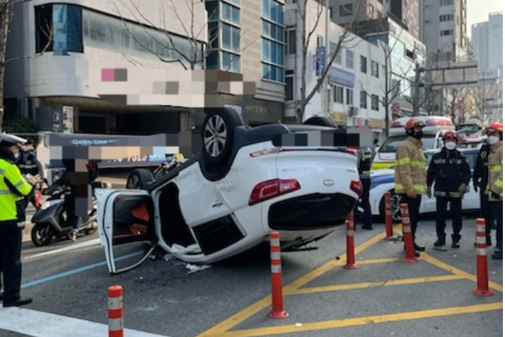 부산 수영구에서 차량 4대가 충돌사는 사고가 발생해 5명이 경상을 입었다. 부산경찰청 제공