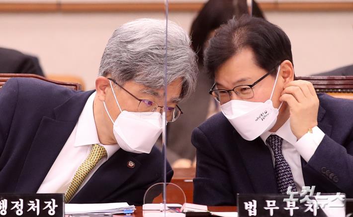 대화하는 김상환 법원행정처장-강성국 법무부 차관