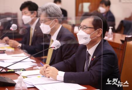 질의에 답변하는 강성국 법무부 차관