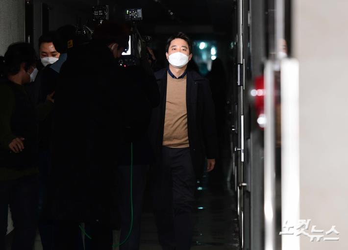 이준석 국민의힘 대표가 10일 서울 종로구의 한 오피스텔에 위치한 김종인 전 국민의힘 총괄선대위원장의 사무실에서 김 전 위원장과 회동한 뒤 나서고 있다.