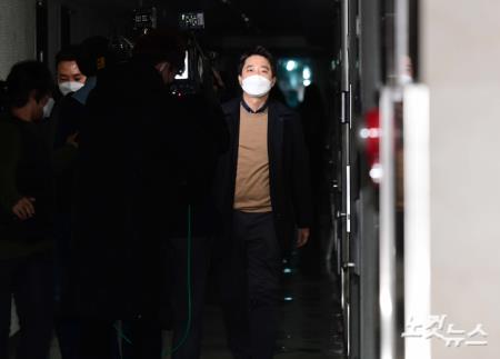 이준석 국민의힘 대표가 10일 서울 종로구의 한 오피스텔에 위치한 김종인 전 국민의힘 총괄선대위원장의 사무실에서 김 전 위원장과 회동한 뒤 나서고 있다.