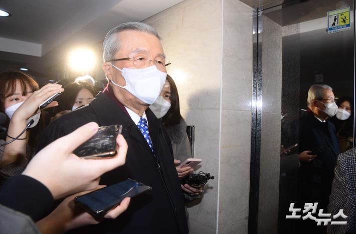 김종인 전 국민의힘 총괄선대위원장이 10일 서울 종로구 광화문의 사무실에서 이준석 국민의힘 대표와 회동한 뒤 나서고 있다.
