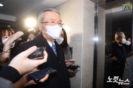 김종인 전 국민의힘 총괄선대위원장이 10일 서울 종로구 광화문의 사무실에서 이준석 국민의힘 대표와 회동한 뒤 나서고 있다.