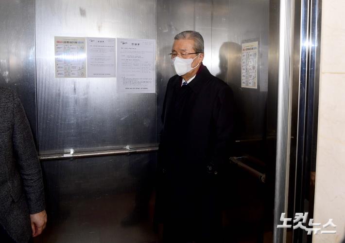 김종인 전 국민의힘 총괄선대위원장이 10일 서울 종로구 광화문의 사무실에서 이준석 국민의힘 대표와 회동한 뒤 나서고 있다.