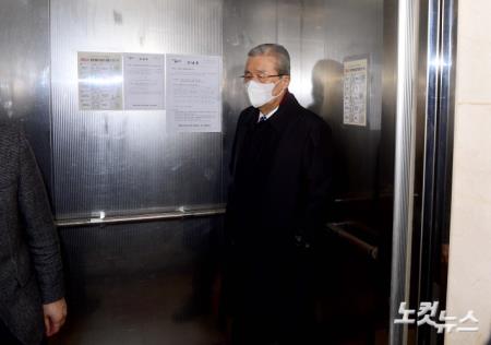 김종인 전 국민의힘 총괄선대위원장이 10일 서울 종로구 광화문의 사무실에서 이준석 국민의힘 대표와 회동한 뒤 나서고 있다.