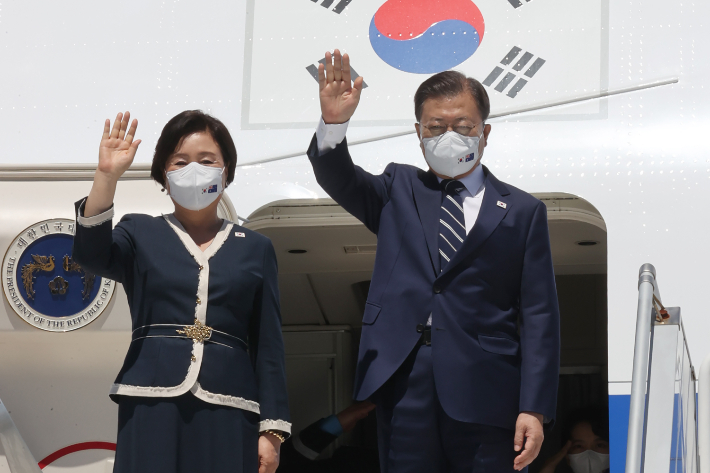 문재인 대통령과 부인 김정숙 여사. 사진은 지난달 호주 국빈 방문을 마친 뒤 시드니 킹스포드 스미스 공항에서 공군 1호기에 올라 인사하는 모습. 연합뉴스