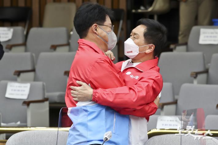 포옹하는 김기현-장제원