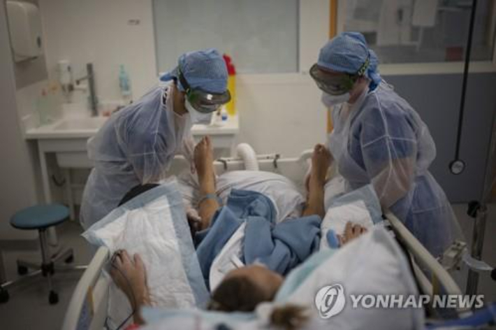 프랑스 마르세유 병원 중환자실에 입원한 코로나19 환자를 돌보는 간호사들. 연합뉴스