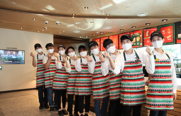 스타벅스, 2022년도 1분기 장애인 바리스타 모집. 장애인 인식개선을 위한 포괄적 인테리어 매장 서울대치과병원점 파트너들. 스타벅스 코리아 제공 