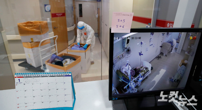 지난 6일 서울 광진구 혜민병원 준중증·중등증병상에서 한 의료진이 레벨D 방호복을 입고 병동에서 일하고 있다. 박종민 기자