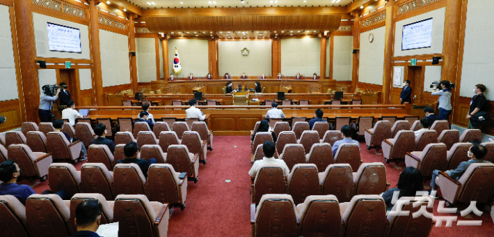 지난 6월 서울 종로구 헌법재판소에서 유남석 헌법재판소장과 재판관들이 헌법소원 선고를 위해 자리에 앉아있는 모습. 황진환 기자