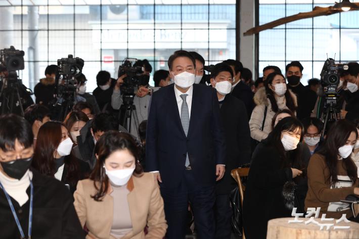 신년 기자회견 참석하는 윤석열