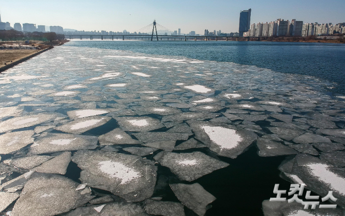 전국에 매서운 한파가 몰아친 11일 서울 광진교 인근 한강에 얼음이 얼어 있다. 박종민 기자