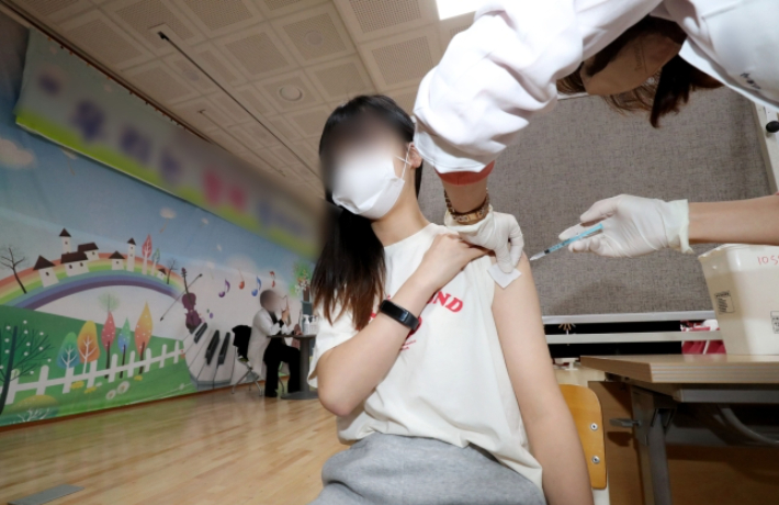 인천 지역 여중생 소프트테니스 선수가 코로나19 1차 백신 접종을 한 뒤 사경을 헤매고 있어 협회 차원의 모금이 진행된다. 사진은 한 학교에서 찾아가는 백신 접종이 진행되는 모습으로 기사와는 관련이 없음. 연합뉴스