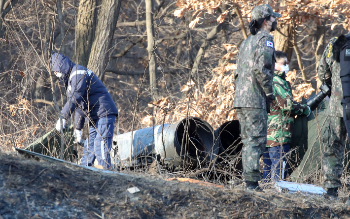 공군 관계자들이 10전투비행단 소속 F-5E 전투기 잔해를 확인하고 있다. 연합뉴스