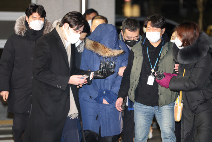 회삿돈 2215억 원을 빼돌린 혐의를 받는 오스템임플란트 직원 이모씨가 지난 6일 서울 강서경찰서로 들어서는 모습. 연합뉴스