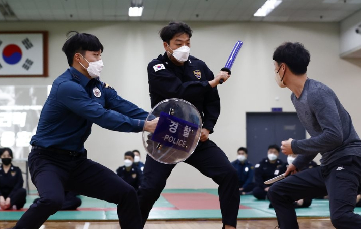 서울경찰청에서 신임 경찰이 물리력 대응훈련을 하고 있다. 연합뉴스