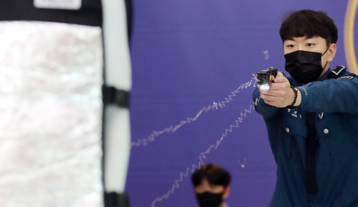 충북경찰청에서 신임 경찰관이 테이저건 실사 훈련을 하고 있다. 연합뉴스