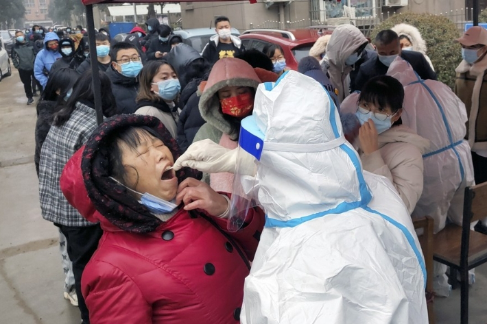 중국 허난성 안양시 화현에서 10일 주민들이 신종코로나바이러스감염증(코로나19) 검사를 받고 있다. 연합뉴스