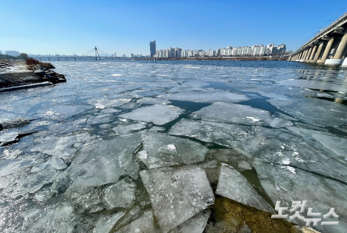 전국에 매서운 한파가 몰아친 11일 서울 광진교 인근 한강에 얼음이 얼어 있다. 박종민 기자