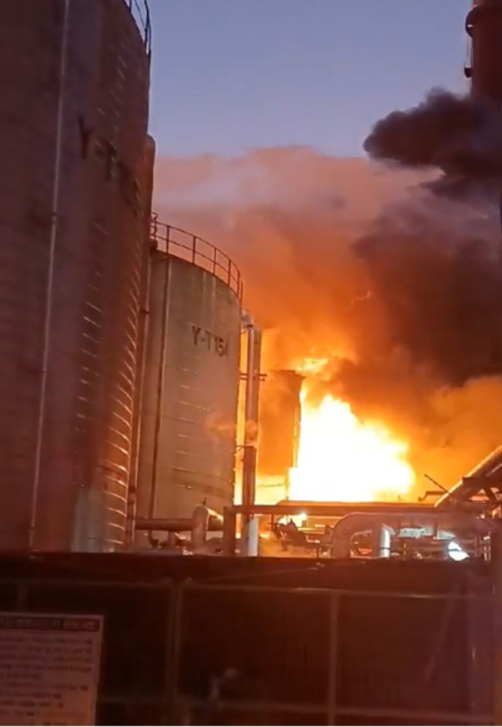 12일 오전 SK에너지 울산공장 에너지저장장치(ESS)에서 화재가 발생했다. 울산소방본부 제공