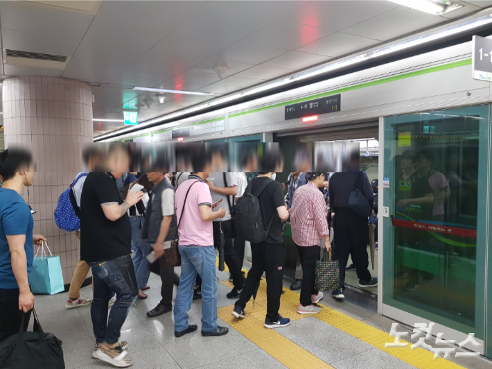 부산도시철도 2호선 이용하는 승객들. 박진홍 기자