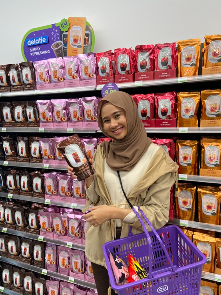말레이시아 켄팅에 위치한 CU아와나스카이웨이점에서 현지 고객이 CU의 PB상품인 '델라페'를 쇼핑하고 있다. BGF 리테일 제공 