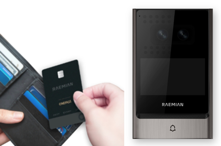 카드형 원패스(왼쪽)와 세대 얼굴인식 도어폰. 삼성물산 제공